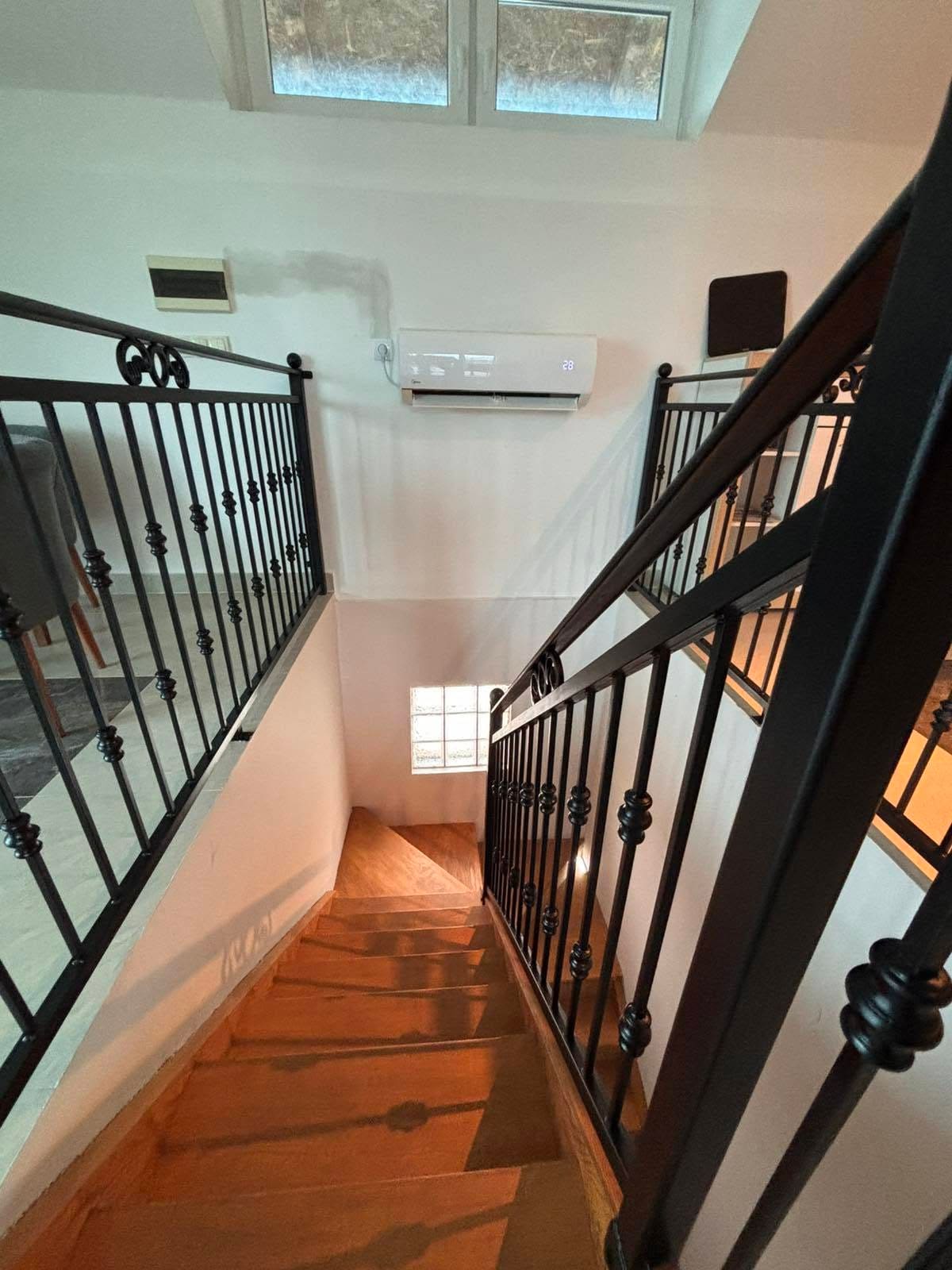 Kovana stepenišna ograda sa baluster motivom — realizovan projekat
