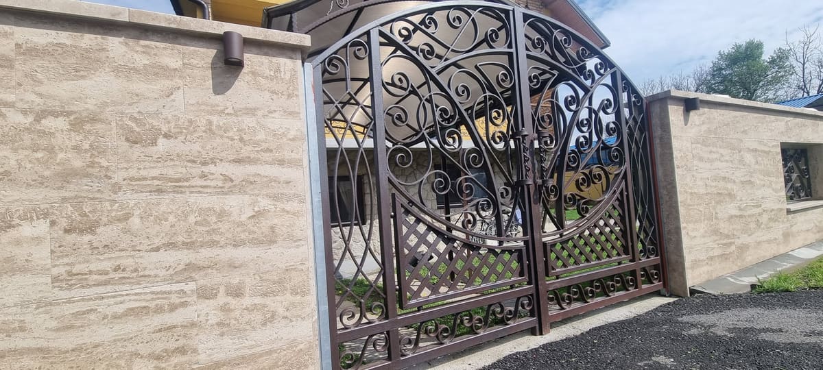 Umetnička kapija od kovanog gvožđa